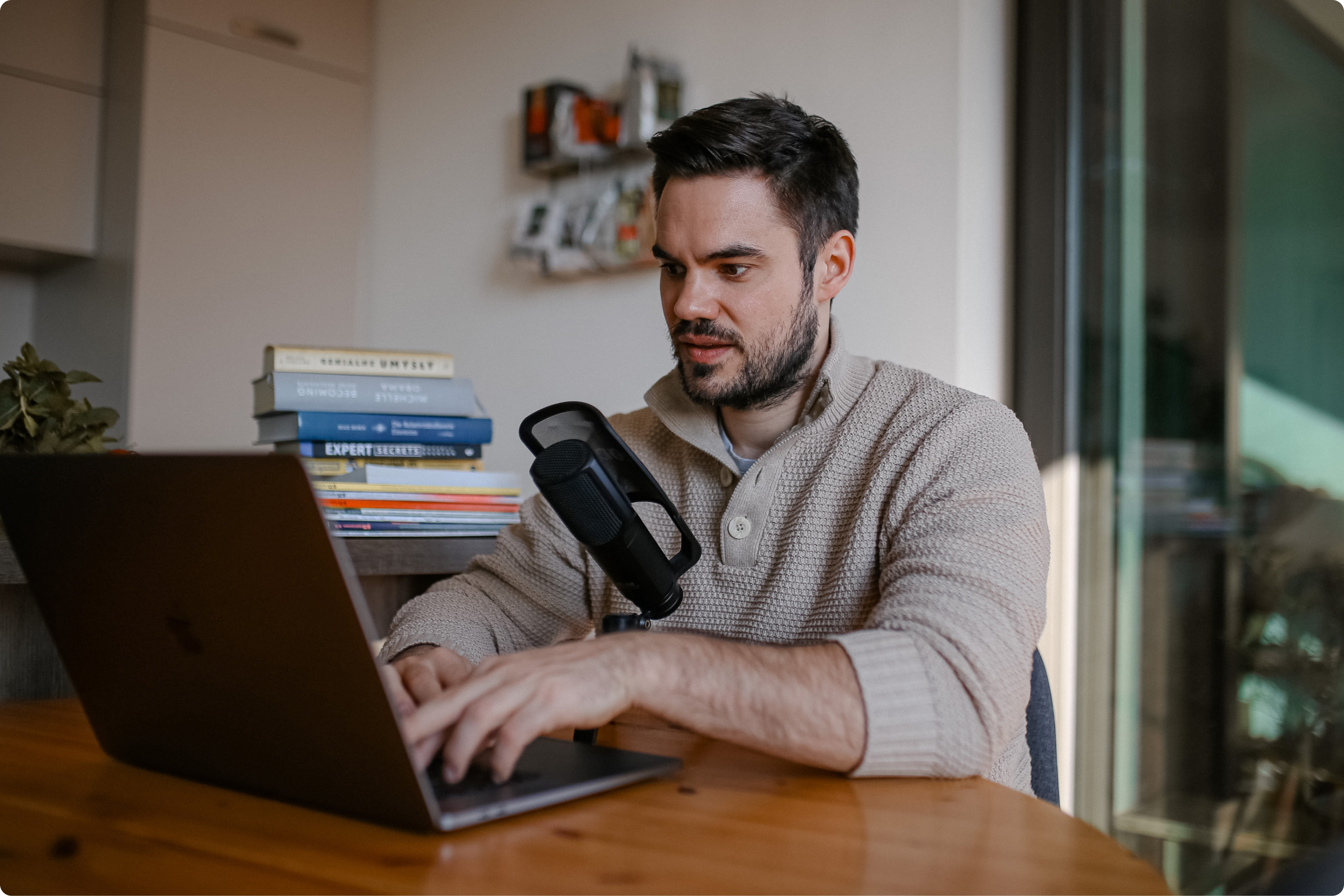 Hombre enfrente de computadora