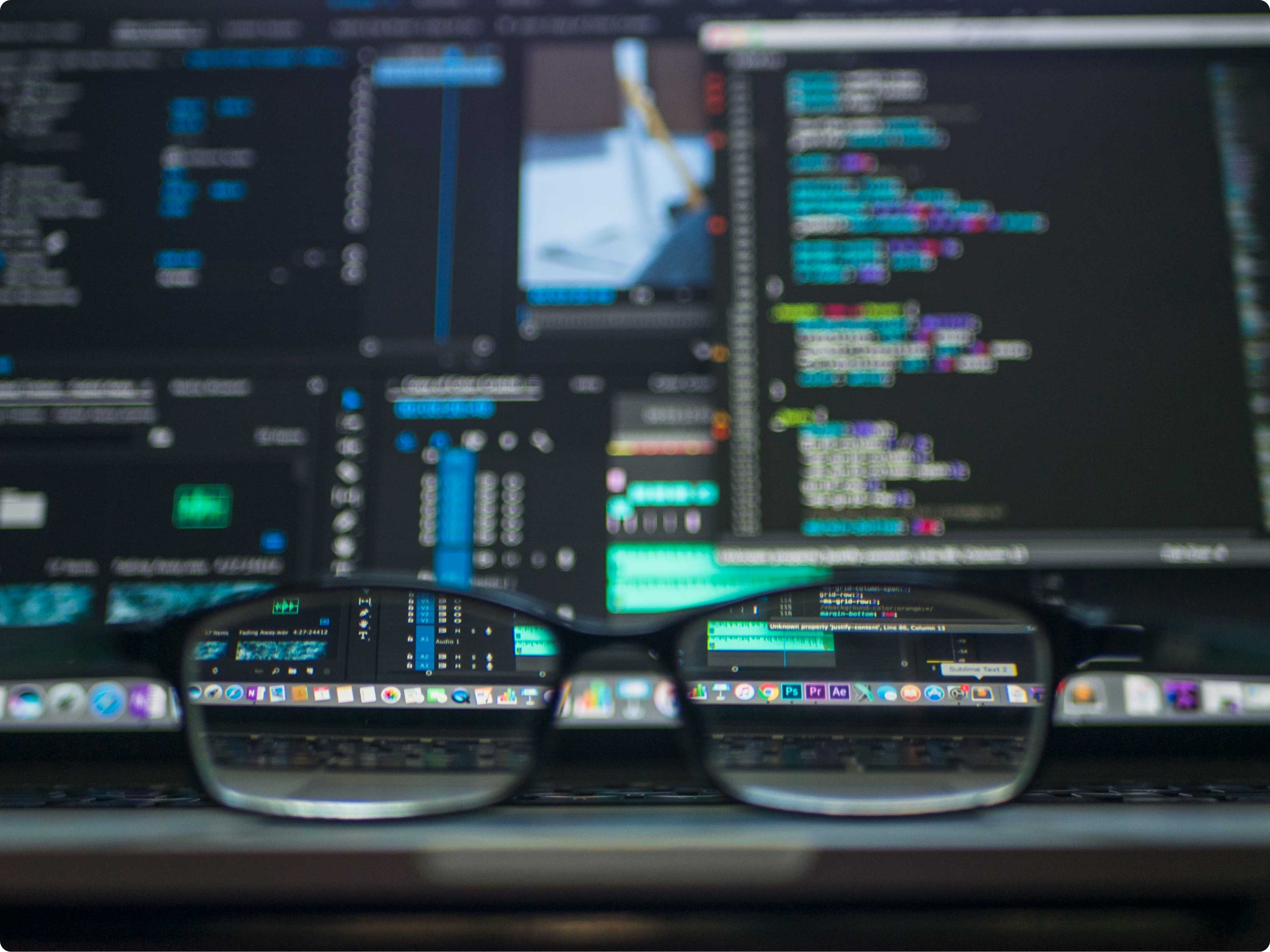 Lentes enfrente de computadora