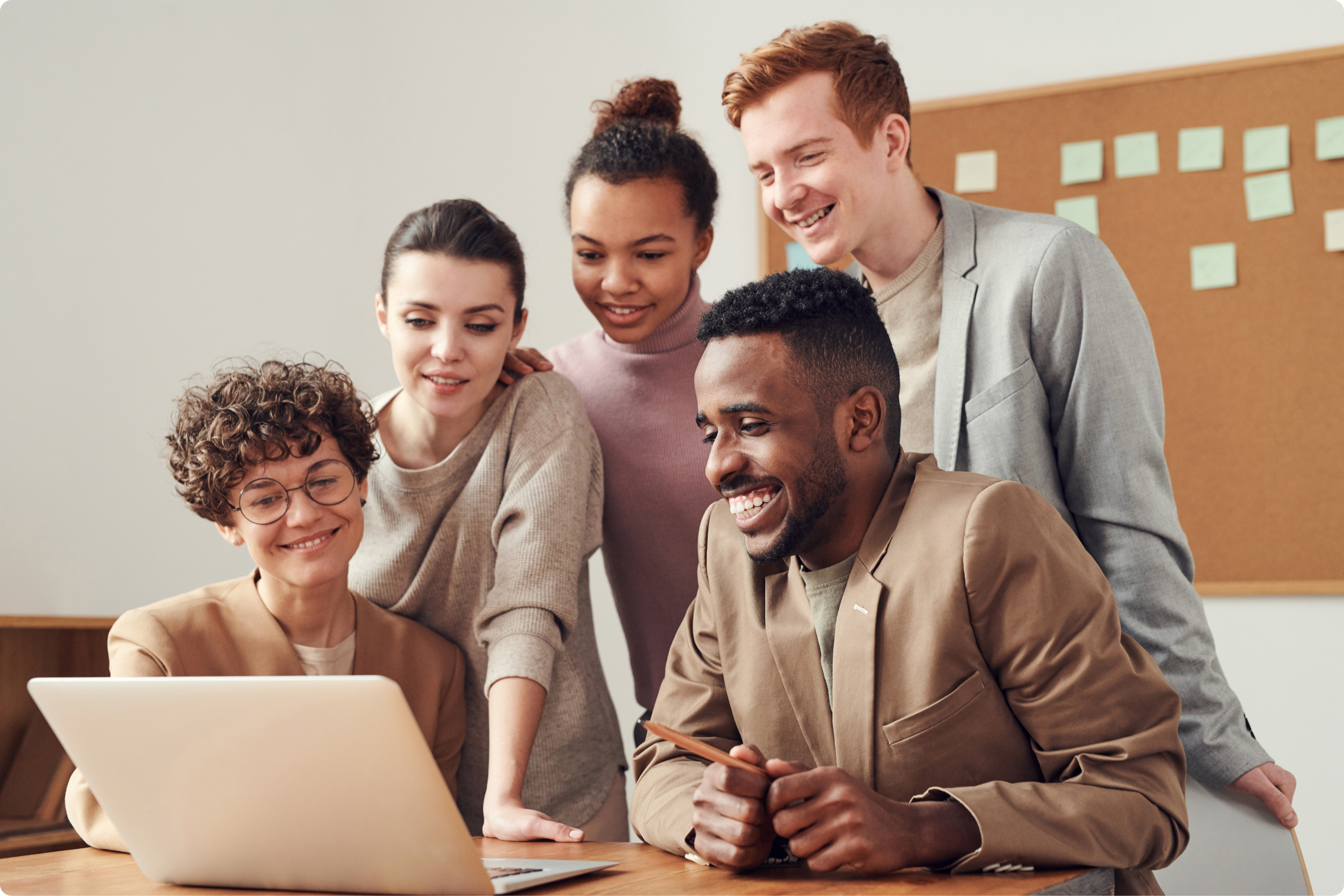 Equipo de trabajo feliz